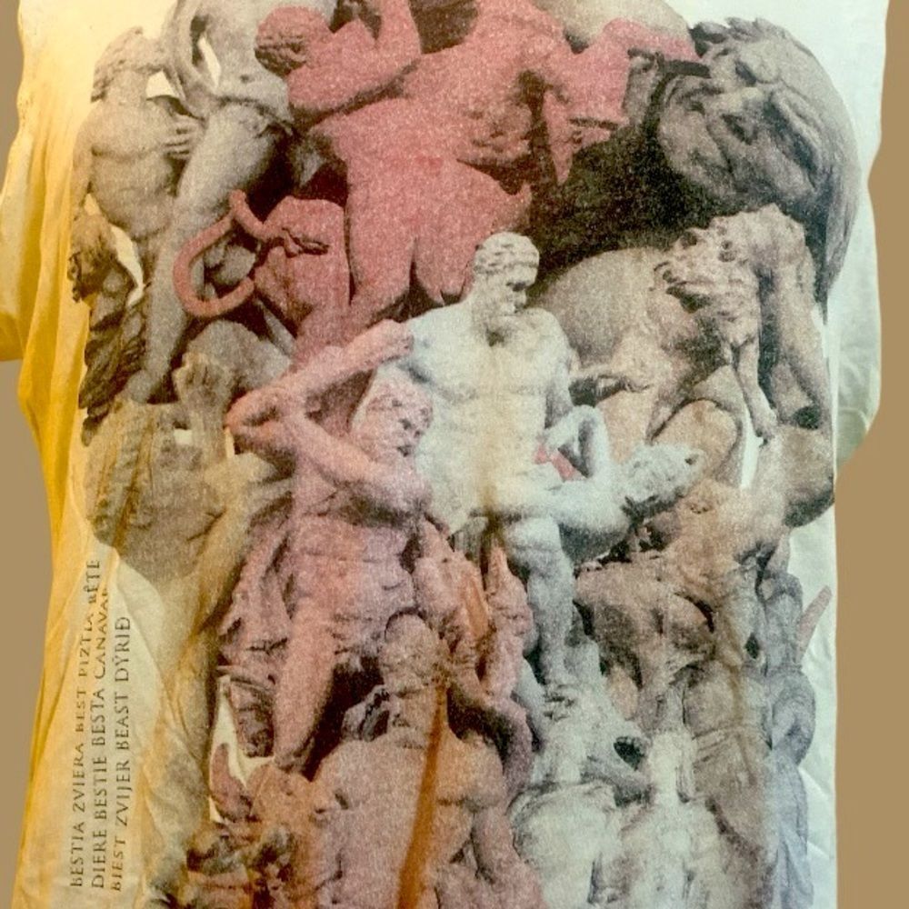 Sleeveless T-shirt from H&M with male sculptures